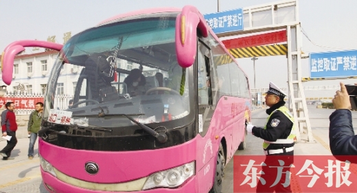 鄭州交警在鄭州黃河大橋安裝“機動車緝查布控系統(tǒng)”嚴查違法運輸行為，確保旅客安全。