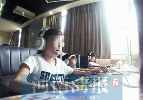 這家名為優(yōu)客體育競技俱樂部的店內(nèi)，有許多未成年人在上網(wǎng)玩游戲