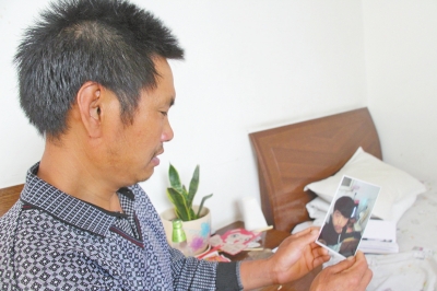 46歲的山村農(nóng)民祁振崗在失去兒子的同時，又陷入了“沒錢帶兒子回家”的揪心之痛中。