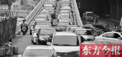 昨日，鄭州市大學(xué)路與隴海路交叉口處，因封閉施工，現(xiàn)場(chǎng)堵成停車場(chǎng)