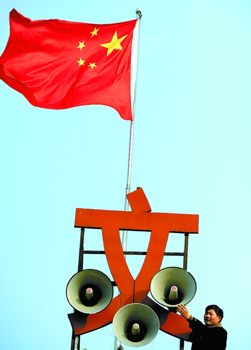 11月15日，新蔡縣磚店鎮(zhèn)黨員劉新峰在村口架起三個(gè)大喇叭，向群眾及時(shí)宣傳十八大精神。