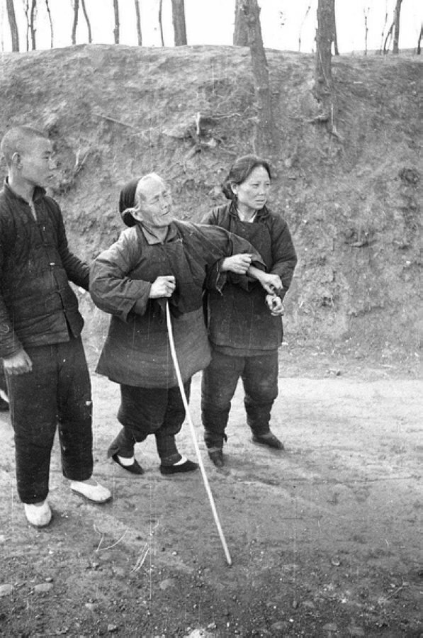 災(zāi)民，看到左側(cè)年輕人的白鞋，應(yīng)該是剛死去親人