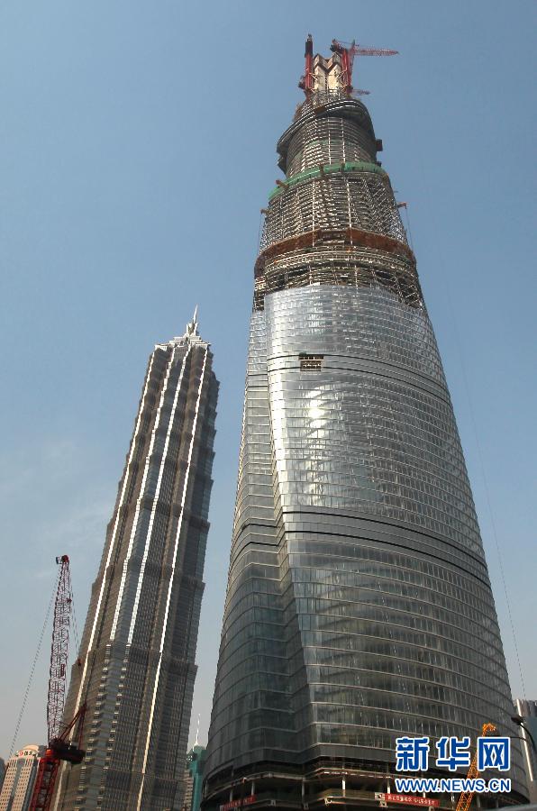 在建的國內(nèi)第一高樓“上海中心”（右）（4月11日攝）。