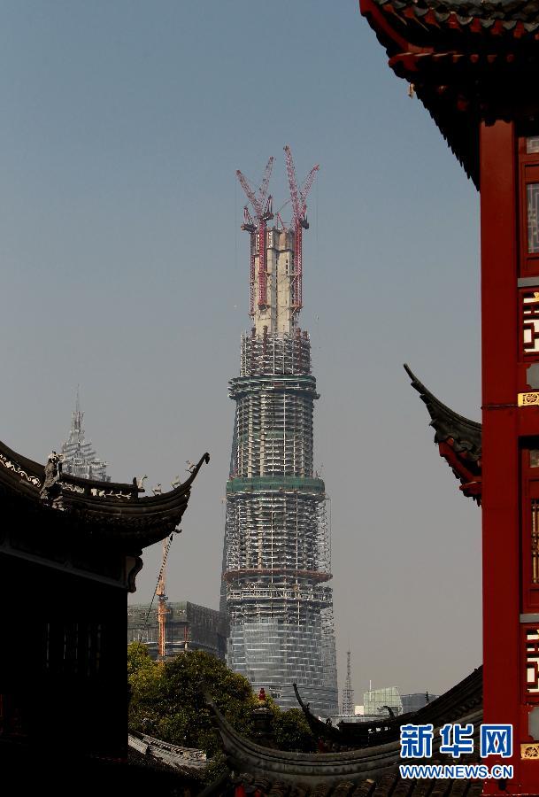 在上海豫園遠眺在建的國內(nèi)第一高樓“上海中心”（4月11日攝）。