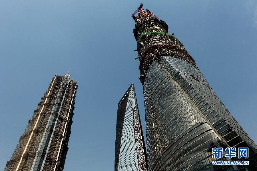 4月11日，正在建設(shè)中的“上海中心”（右）的高度已超過金茂大廈（左）和上海環(huán)球金融中心（中）。