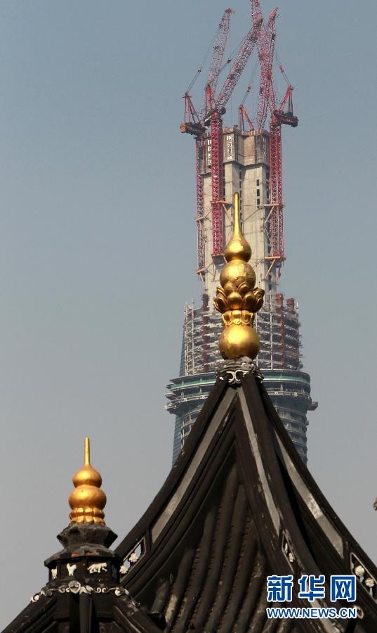 正在建設(shè)中的“上海中心”與豫園地區(qū)的傳統(tǒng)建筑（前）（4月11日攝）。