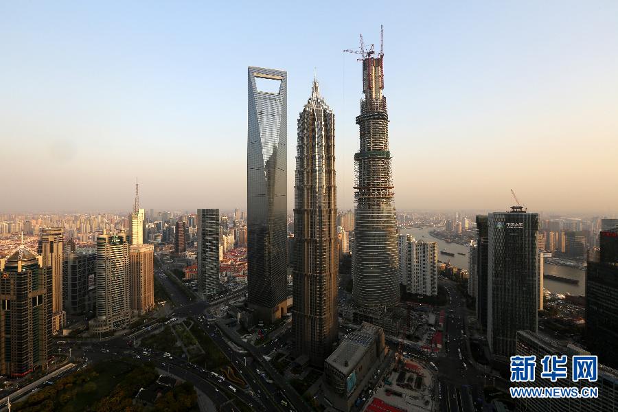這是4月10日拍攝的上海陸家嘴，右側(cè)建設(shè)中的超高層建筑為上海中心大廈。