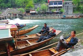 4月12日上午，湘西鳳凰縣杜田村，許多船只?？吭阢叺却慰?。據(jù)守候在此的船家們反映，到當日上午11點還沒有出過一趟船，平時這個時候都已經(jīng)來回四五趟了。圖/實習記者楊旭