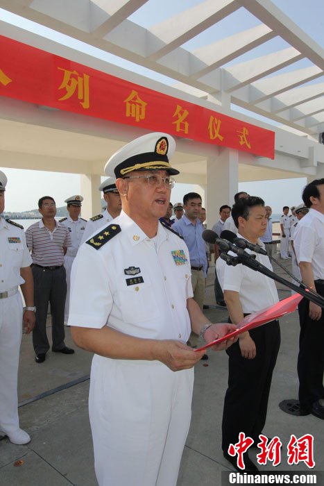 　南海艦隊司令員蔣偉烈宣讀了岳陽艦入列命名命令，并為該艦授旗、頒發(fā)命名證書。