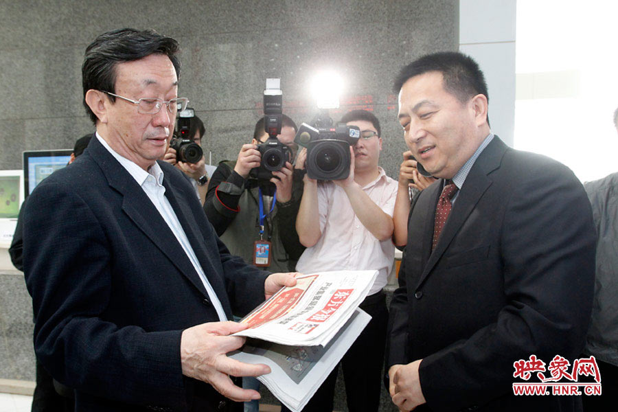 東方今報報社社長趙國平向河南省委書記、省人大常委會主任郭庚茂匯報東方今報的內(nèi)容、發(fā)行等情況 東方今報