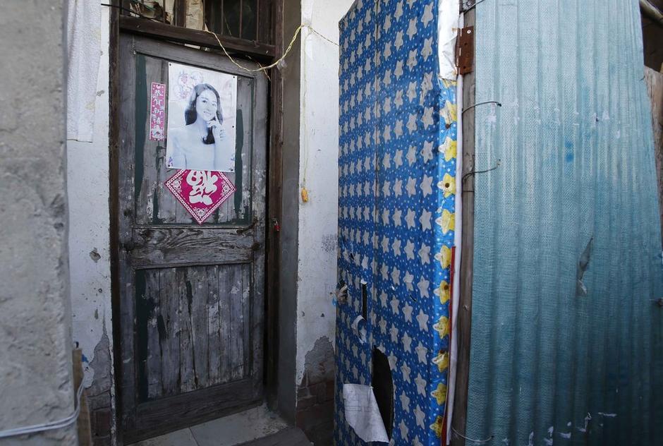 36歲的河南信陽打工者陳小龍?jiān)谶@里租了一間屋子住，2012年底開始，他偷偷在出租屋里挖地窖。