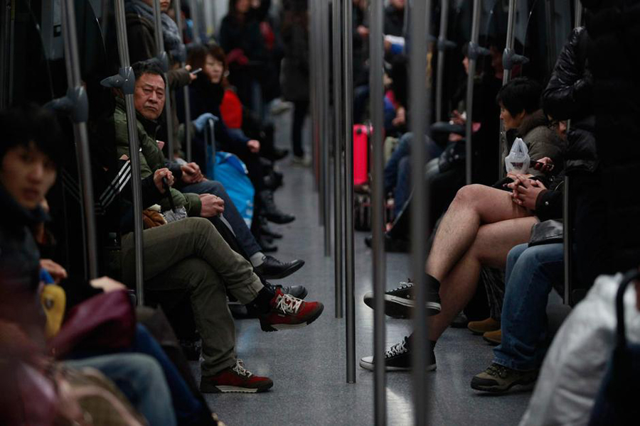 圖為地鐵內不穿褲子的外國人。