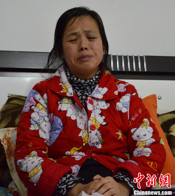 近日，記者在伊春市帶嶺區(qū)職工醫(yī)院廢棄太平間內(nèi)看到了陳慶霞，當(dāng)向記者講訴其兒子走失時，泣不成聲。