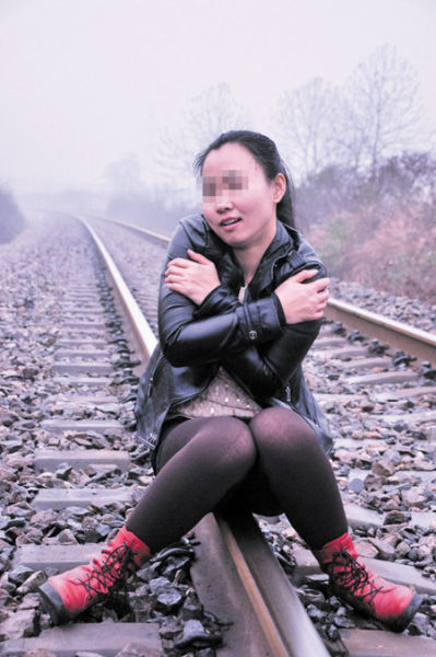 小莉正在鐵軌上拍照，民警提醒這樣十分危險(xiǎn)。 均為當(dāng)事人供圖