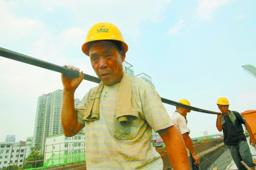 農(nóng)民工工作辛苦，權(quán)益理應(yīng)有保障。
