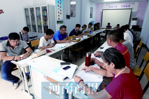 消費者代表和旁聽人員走進社區(qū)，聽取市民關(guān)于鄭州地鐵的意見和建議