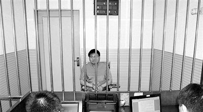 警方審訊犯罪嫌疑人“秦火火”。
