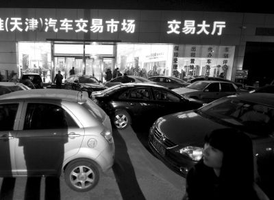 15日晚，辦理二手車交易手續(xù)的天津歐雅汽車市場(chǎng)燈火通明。新華社發(fā)