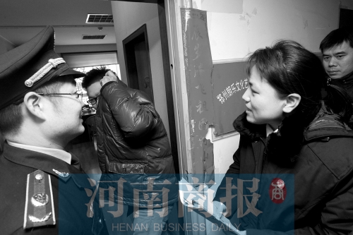 城管巡回法庭法官，到因違反城市管理的受罰當(dāng)事單位送傳票