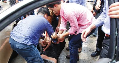 昨日，警方和市民們一起砸窗將肇事者控制。當(dāng)日，福州閩侯縣，一名男子駕駛小車在青口鎮(zhèn)奔馳大道附近撞人后逃逸，事故致7人死亡，12人受傷。圖/CFP