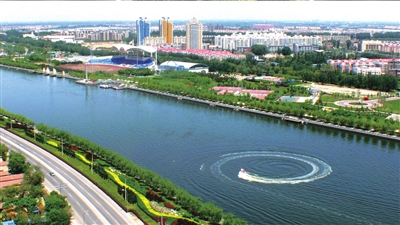 清澈的運(yùn)河水及兩岸綠色。