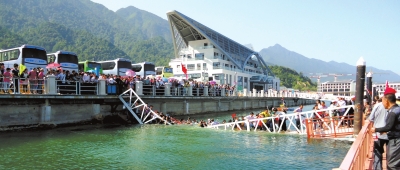 昨天上午10點(diǎn)左右，江西廬山西海風(fēng)景區(qū)司馬旅游碼頭發(fā)生橋面塌陷事故，造成18名游客擦傷或落水。景區(qū)表示，目前已對(duì)擦傷或落水游客進(jìn)行有效救治和妥善處置，并對(duì)游客損失的財(cái)物進(jìn)行登記。