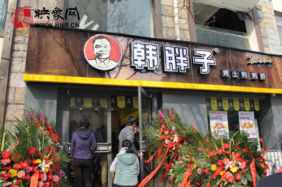 　　“韓胖子”千只茶香雞茶香鴨捐贈(zèng)環(huán)衛(wèi)工人、農(nóng)民工學(xué)子和鄭州市社會(huì)福利院。