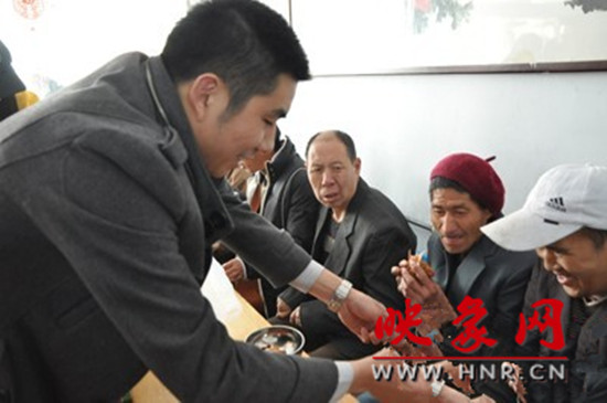 　　“韓胖子”千只茶香雞茶香鴨捐贈(zèng)環(huán)衛(wèi)工人、農(nóng)民工學(xué)子和鄭州市社會(huì)福利院。