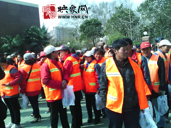 　　“韓胖子”千只茶香雞茶香鴨捐贈(zèng)環(huán)衛(wèi)工人、農(nóng)民工學(xué)子和鄭州市社會(huì)福利院。