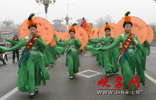 　　3月30日上午,開封市舉行2013中國(開封)清明文化節(jié)踏春巡游活動。　 　　