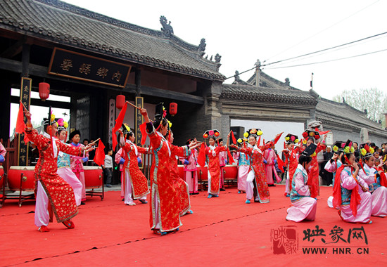 游客參觀清明小長(zhǎng)假新推出的本土特色節(jié)目《鼓樂(lè)迎賓》。