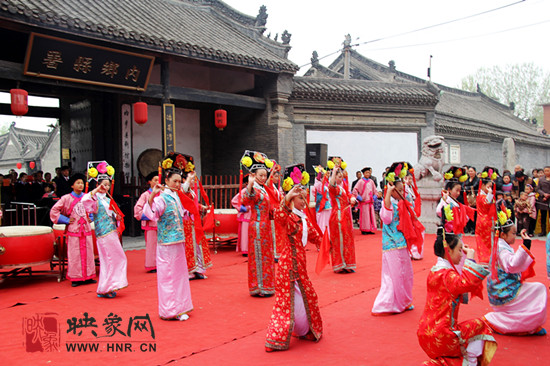 游客參觀清明小長(zhǎng)假新推出的本土特色節(jié)目《鼓樂(lè)迎賓》。