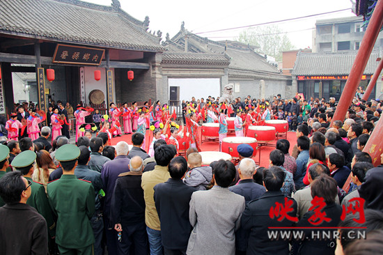 游客參觀清明小長(zhǎng)假新推出的本土特色節(jié)目《鼓樂(lè)迎賓》。