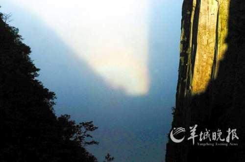 武功山四絕之一的“云海佛光”在大雨過(guò)后出現(xiàn)。