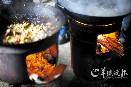 　　吃幾頓土家飯,喝幾杯土家酒,嘗幾塊土家肉。