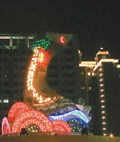 　　今年臺(tái)灣燈會(huì)主題燈“騰蛟啟盛”。圖片來源:臺(tái)灣《聯(lián)合報(bào)》