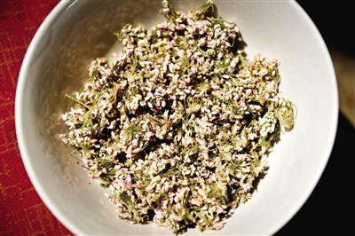 作為香料的扎蒙是一種陜北常見的細碎野花。