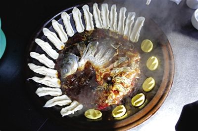 黃驊鍋灶魚，將海魚與面食相互搭配。農(nóng)業(yè)與漁業(yè)、土地與海洋，在這里構(gòu)成了微妙的平衡。