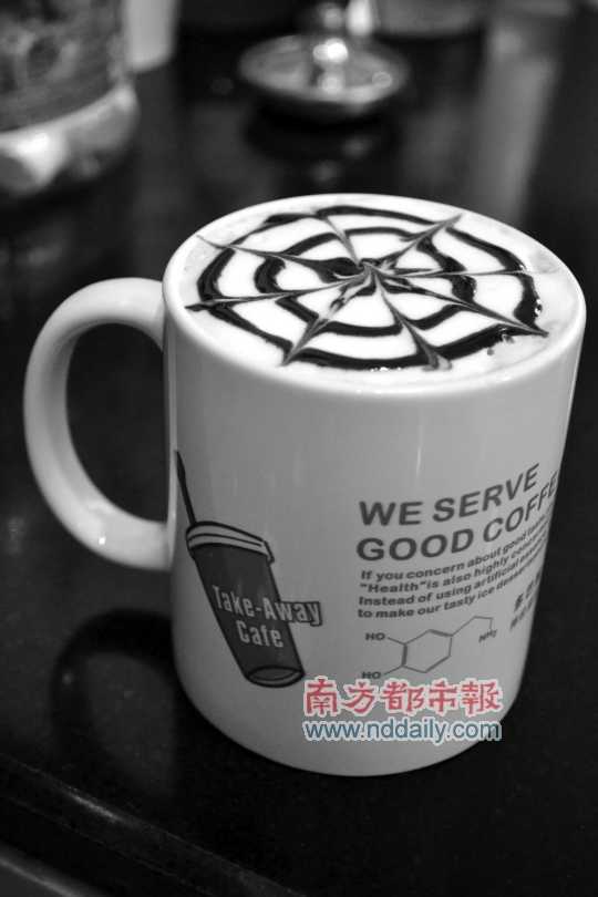 多巴胺行動咖啡店的摩卡,入口醇滑。