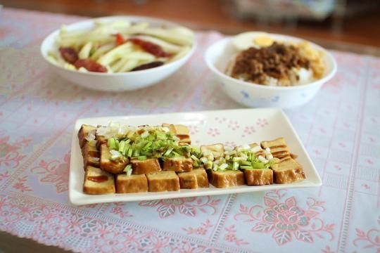　　對于一碗鹵肉飯來說,完全不需要濃墨重彩的配其他煎炸食物,只需要搭上清爽的豆干、爽口的蘿卜即可。