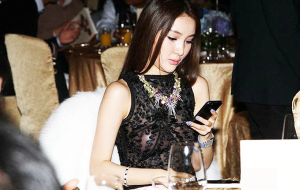 2013年11月30日，郭美美出席保利珠寶拍賣活動，現(xiàn)場郭美美一席透視的上衣性感現(xiàn)身，胸前乳貼顯露無