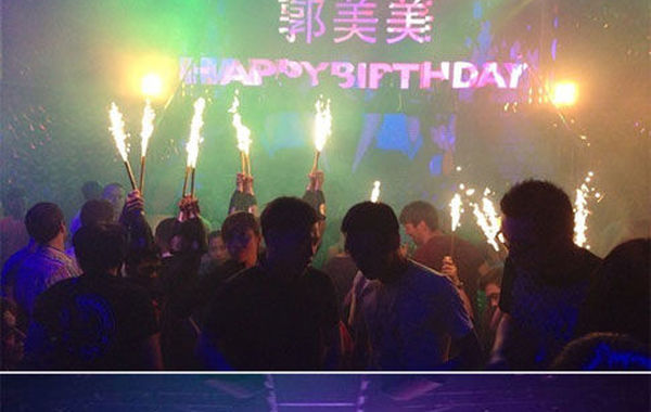 2013年6月16日下午，郭美美在網(wǎng)上曬出一組慶生照。通過照片可以看出，酒吧的巨大舞池中燃放焰火