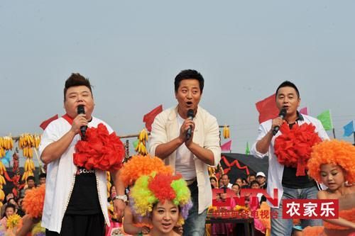 央視7套《鄉(xiāng)村大世界》節(jié)目主持人，左一為劉剛