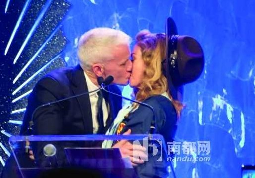 16日，麥當(dāng)娜在紐約舉行的第24屆同志媒體獎頒獎禮上，頒獎給美國CNN主播安德森-庫珀，獲對方獻(xiàn)吻