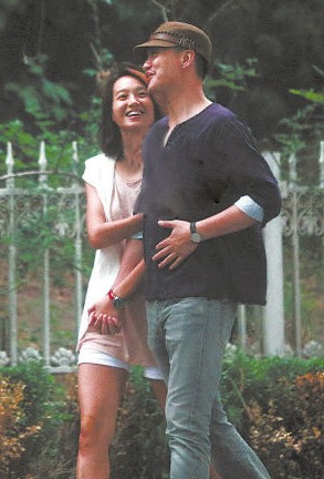 朱丹與神秘男友牽手亮相。