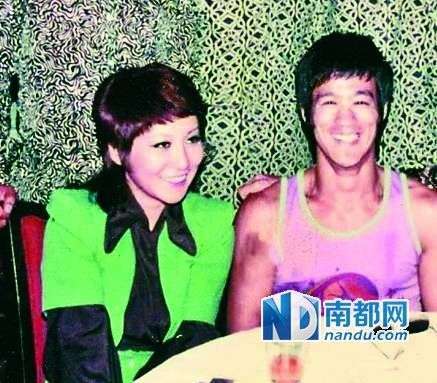 從當(dāng)時(shí)拍到的很多李小龍和丁佩一起的照片中可以看到，她和李小龍的發(fā)型是一樣的。