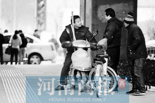 想讓農(nóng)民工安定下來(lái)，城市要給他們相應(yīng)的福利待遇，還有家的感覺(jué)