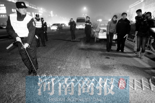 特警隊(duì)員在清查中使用阻車釘，應(yīng)對(duì)惡意闖崗或攔截駕車逃竄行為 河南商報(bào)記者 王春勝/攝