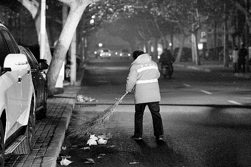 清晨六點(diǎn)，鄭州市經(jīng)七路，一名環(huán)衛(wèi)工開始了一天的工作。