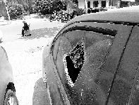 有個(gè)人晃了一圈后，寶馬、現(xiàn)代、越野的車窗都“長(zhǎng)”出大窟窿